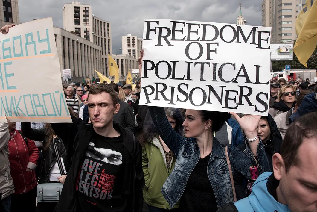 Участники митинга требуют свободы политзаключенным. Фото: Виктория Одиссонова / «Новая»