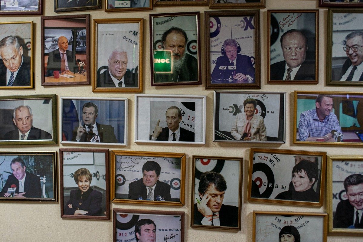 Фотографии гостей «Эха Москвы» в прежней редакции радиостанции. Фото: Влад Докшин / «Новая газета»
