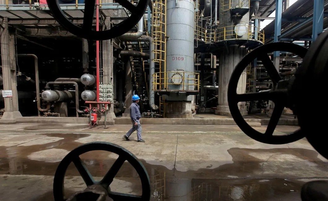На фото: рабочий нефтезавода в китайском Ухане. Обвал цен на нефть как нельзя кстати пришелся для китайской экономике, отряхивающейся после коронавируса. Фото: Reuters
