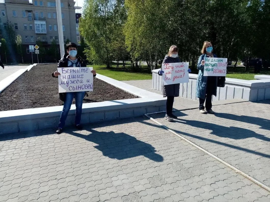 Дому не нужны. Родственницы вахтовиков, которых местные власти не забирают  с месторождения в Чаянде, провели акцию протеста — Новая газета