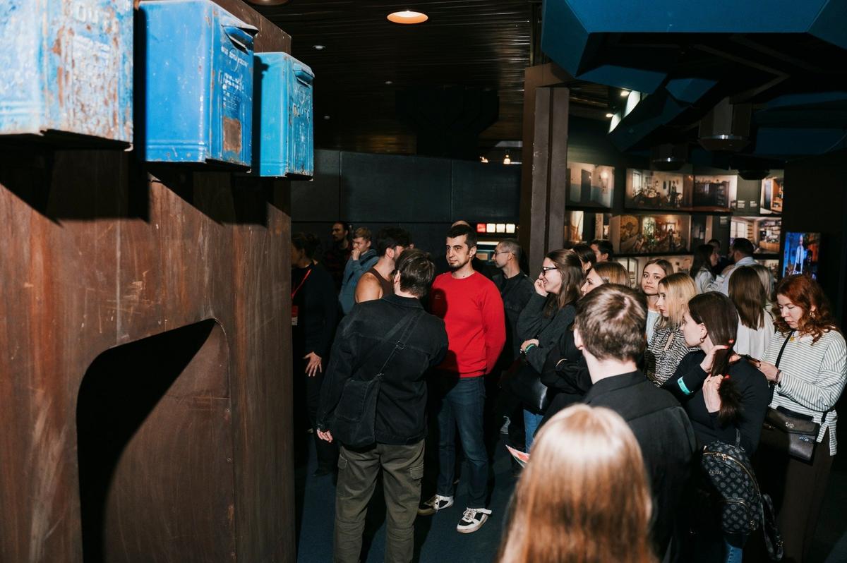 Музейная ночь на 2 ноября. У поклонной арки Хаима Сокола. Фото: Алёна Ротенберг