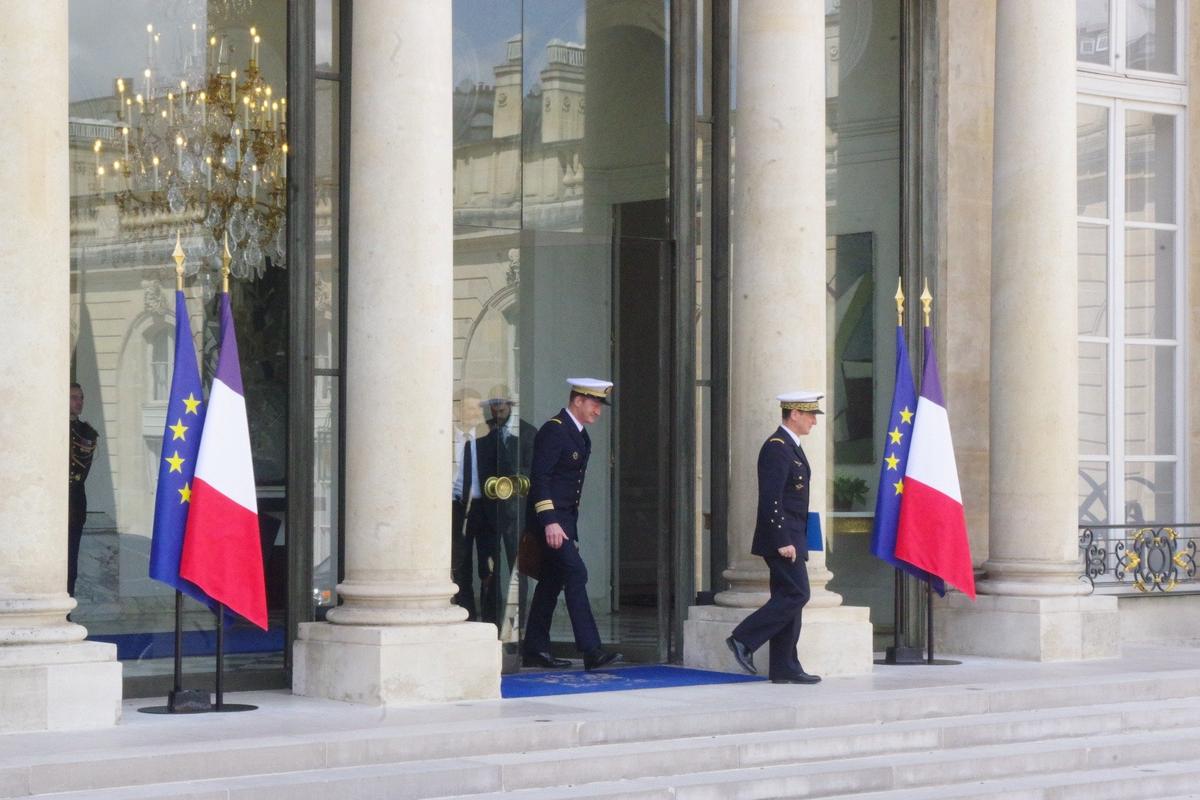 Фабьен Мандон (справа) в роли главы Военного штаба президента приобрел огромное влияние. Фото: Юрий Сафронов / «Новая газета»