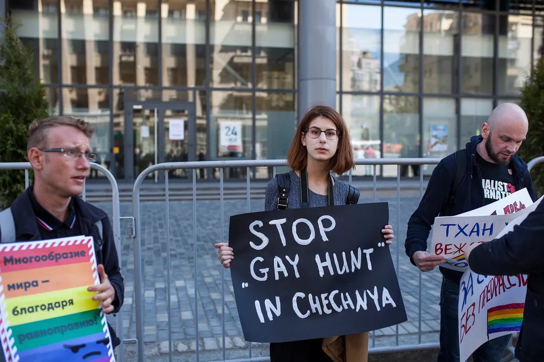 Участница митинга держит плакат, призывающий остановить охоту на гомосексуалов в Чечне. Фото: Влад Докшин / «Новая газета»