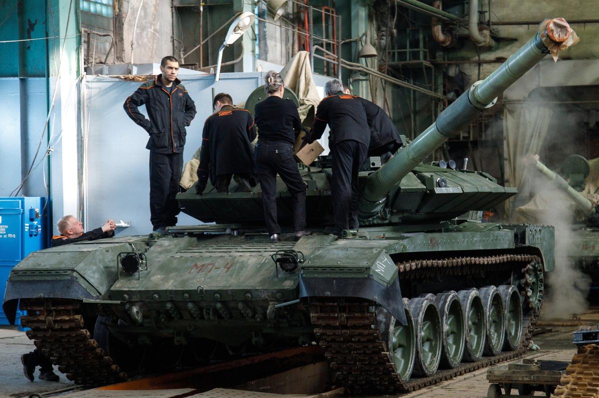 «Уралвагонзавод» готовит танки к параду Победы в Москве. Фото: Марина Молдавская / ТАСС