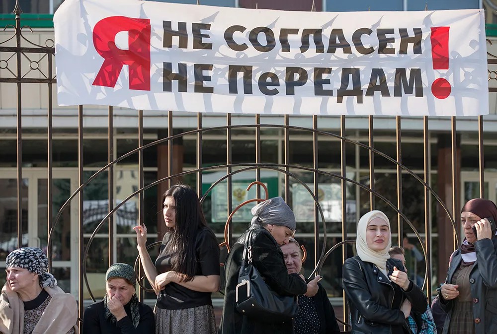 Октябрь 2018 года. Продолжается митинг в Магасе против принятия соглашения об установлении границы между Ингушетией и Чечней. Фото: Елена Афонина / ТАСС