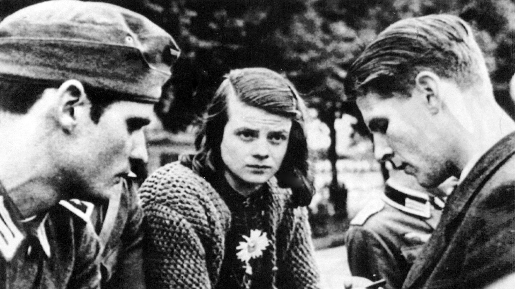 Ханс и Софи Шолль вместе с Кристофом Пробтсом (22 июля 1942 года, Мюнхен). Фото: akg-images