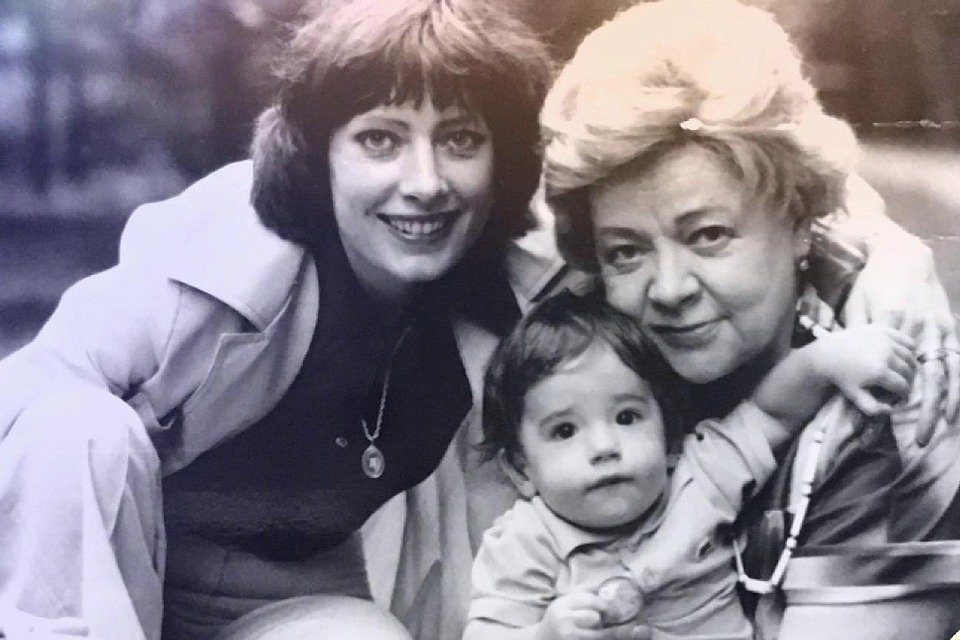 Виктория Федорова с сыном и мамой Зоей Федоровой. Фото: архив