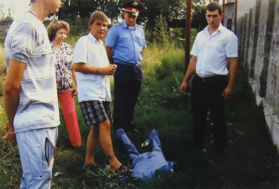 Убийца Влад Шучев на месте убийства, идет следственный эксперимент. Фото из материала уголовного дела