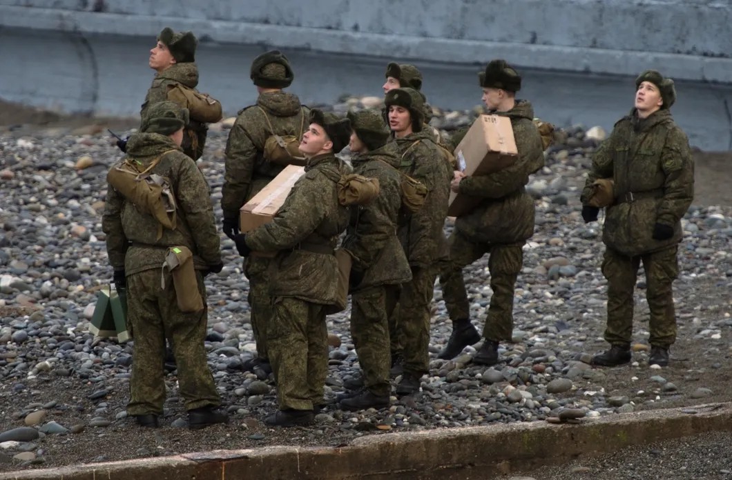 Военные на набережной в Сочи, поисковая операция продолжается. Фото: РИА Новости