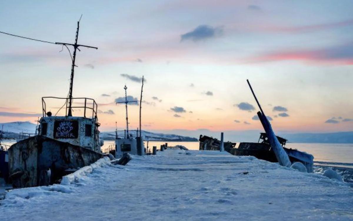 Причал зимой. Пирс зимой. Море причал. Море зимой. Зимний причал.