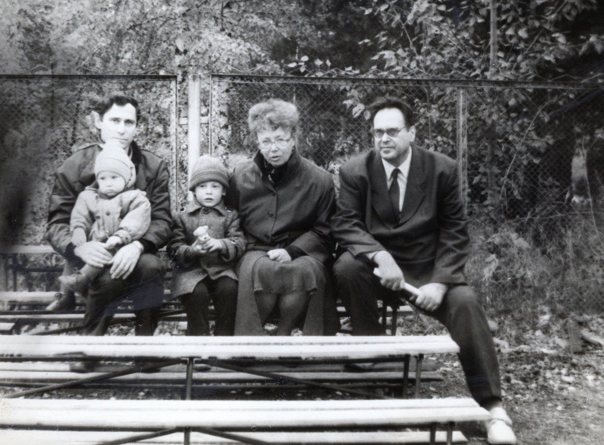 Гений Бондарев (справа) с родными. Фото: из архива племянника Артема Рябова