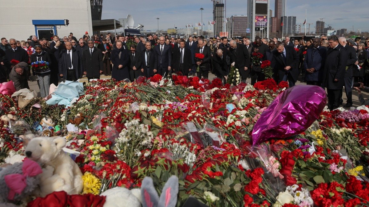 Послы 130 стран у мемориала жертвам теракта в «Крокусе»