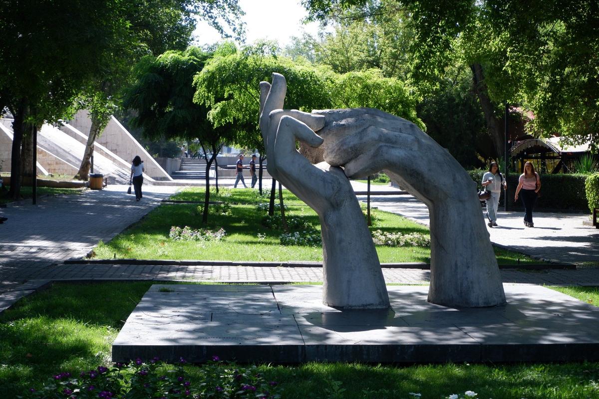 Памятник «Руки дружбы». Фото: Андрей Новашов