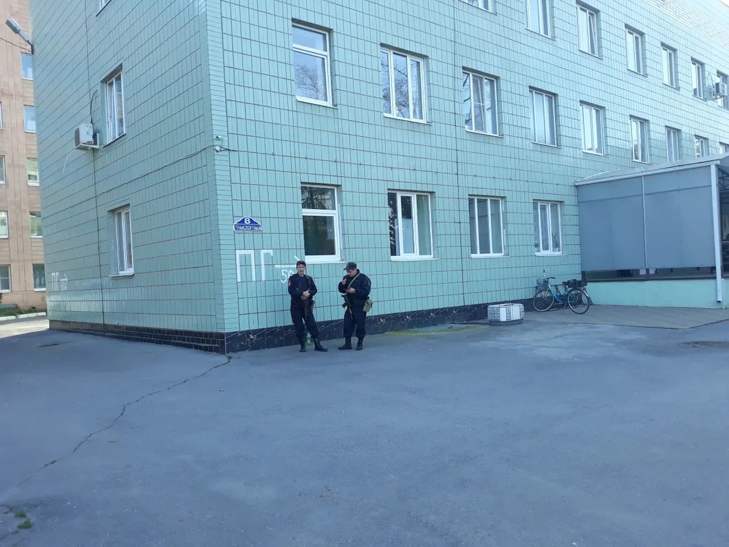Орловская районная больница, в которой лежат раненые, находится под охраной. Фото: Елена Романова/ «Новая»