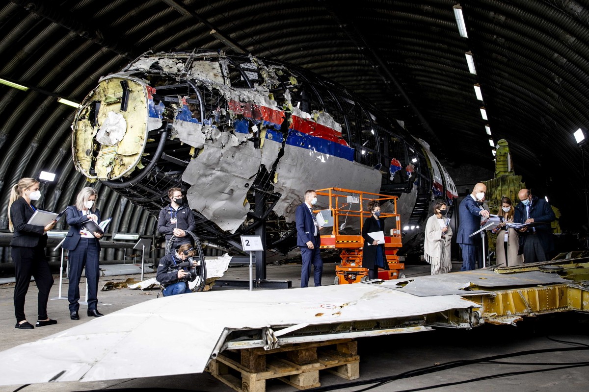 Воссозданный из обломков, найденных на месте крушения сбитого над Украиной самолета рейса MH17, корпус «боинга» в ангаре на авиабазе Нидерландов, вещдок накануне суда. Фото: EPA