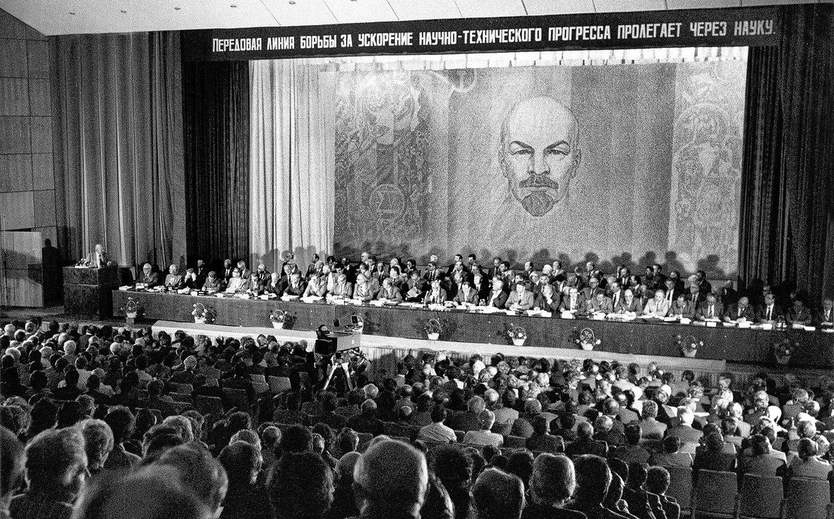 Всесоюзная конференция «Развитие производительных сил Сибири и задачи ускорения научно-технического прогресса» в «Доме учёных» Академгородка. На трибуне — президент АН СССР академик Анатолий Александров. Фото: Анатолий Поляков / Архив СО РАН