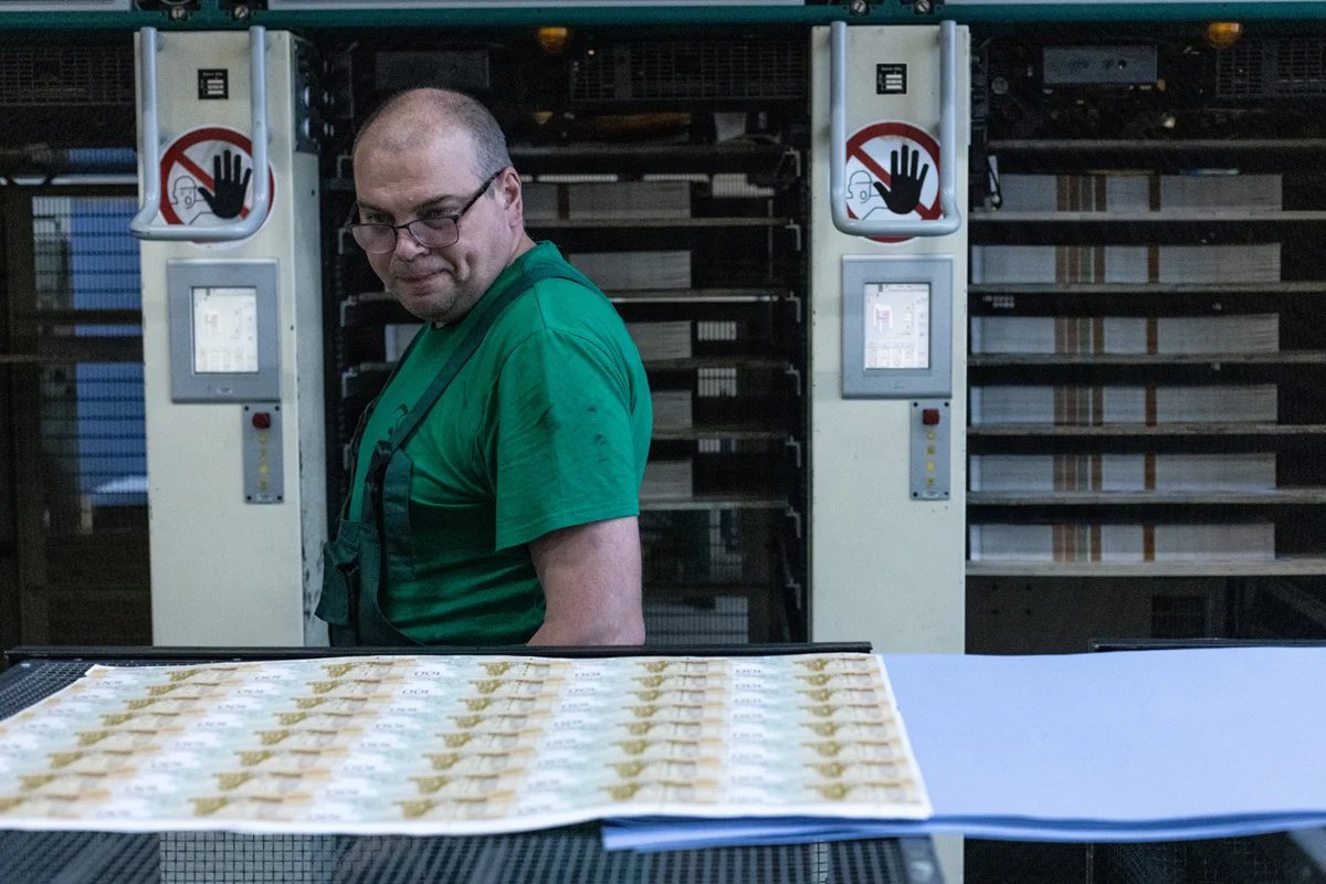 Печать купюры 100 рублей на фабрике «Гознак». Фото: URA.RU / TASS