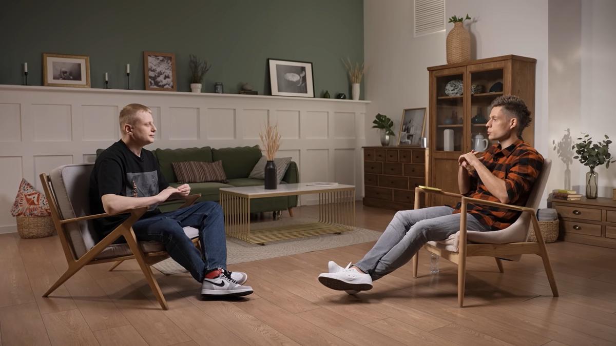 Кадр из интервью комика Славы Комиссаренко — Юрию Дудю*