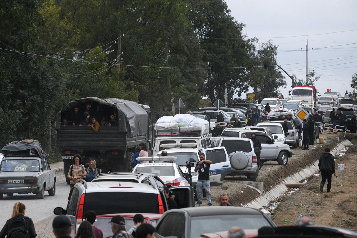 Автомобили с вынужденными переселенцами из Нагорного Карабаха. Фото: Александр Патрин / ТАСС
