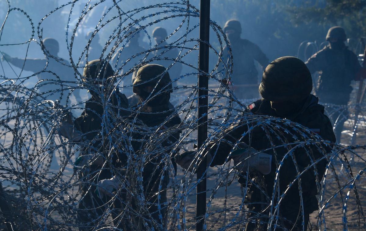 Польские военнослужащие устанавливают забор из колючей проволоки на польско-белорусской границе. Фото: РИА Новости