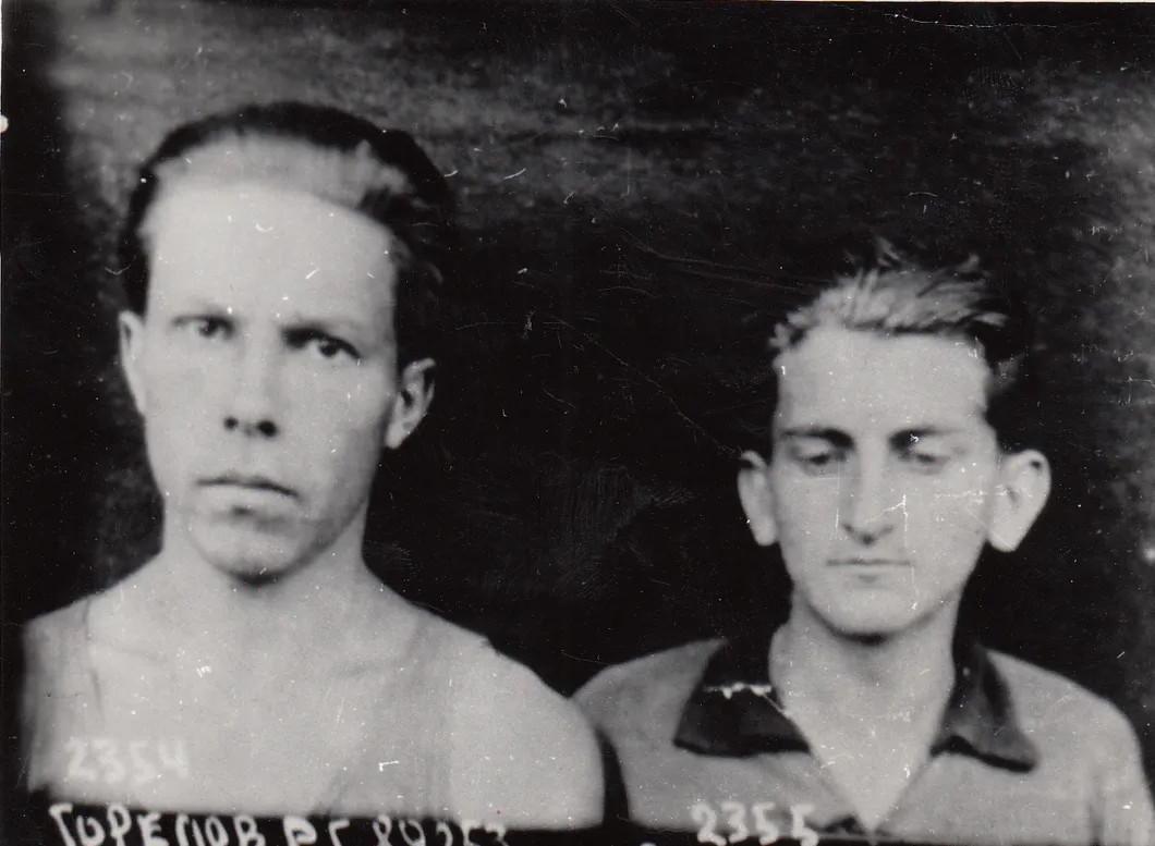 17-летние художники Ростислав и Эрос. Фото (одно на двоих) сделано в день ареста 28 декабря 1933 года.