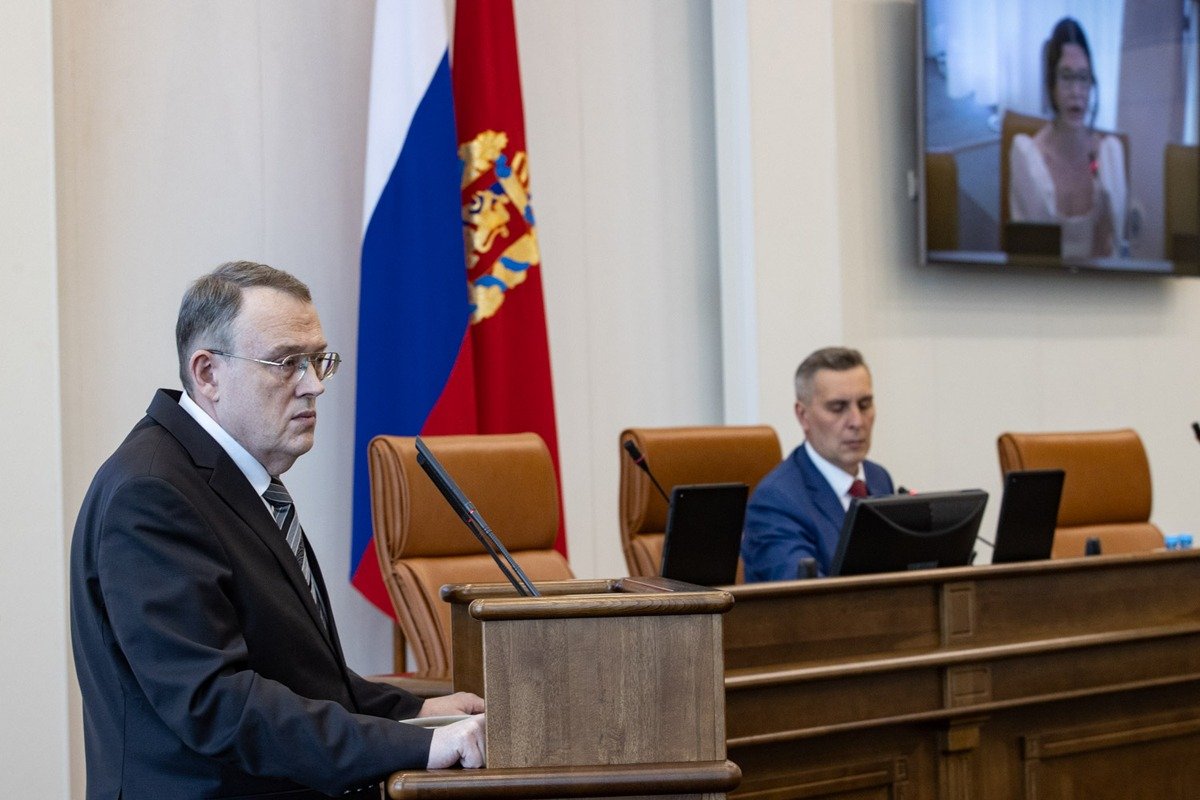 Уполномоченный по правам человека Марк Денисов (слева) на сессии регионального заксобрания. Фото: Заксобрание Красноярского края