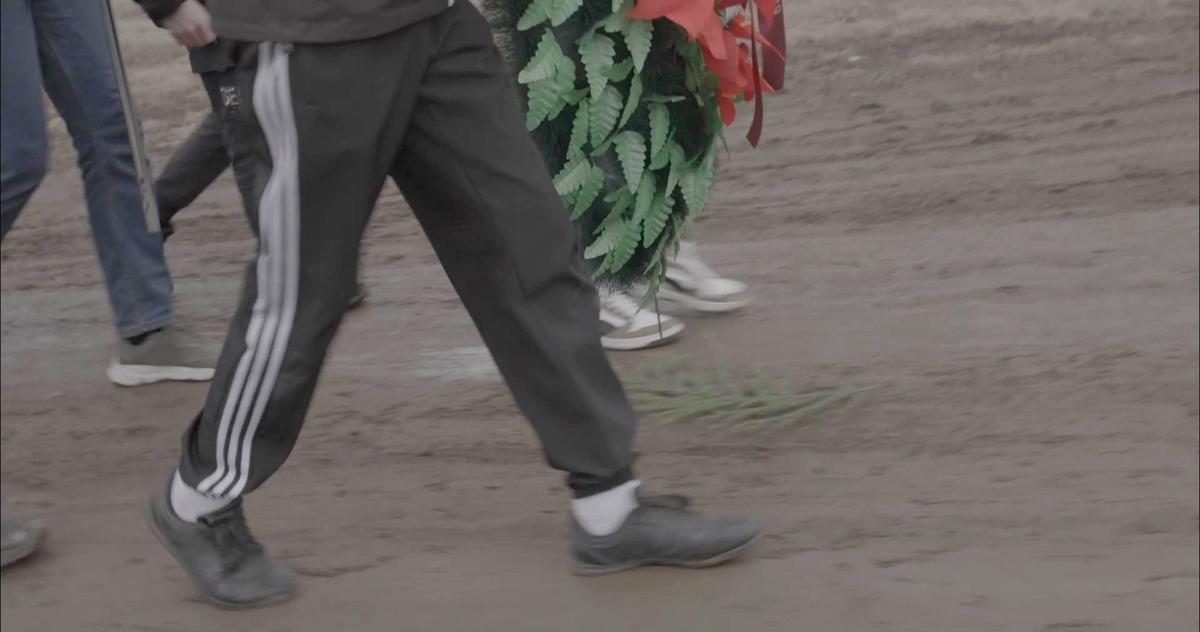 На похоронах солдата. Шагают юнармейцы. Россия, 2024. Фото: архив