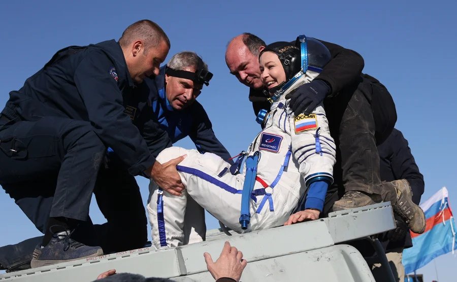 Юлия Пересильд после посадки спускаемого аппарата корабля «Союз МС-18». Фото: Сергей Савостьянов / ТАСС