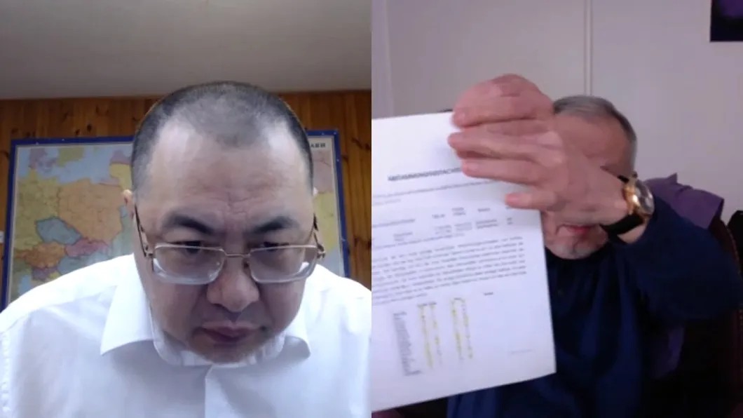 Экс-глава КНБ Альнур Мусаев (справа) показал документ с результатами ДНК-теста на отцовство Рахата Алиева