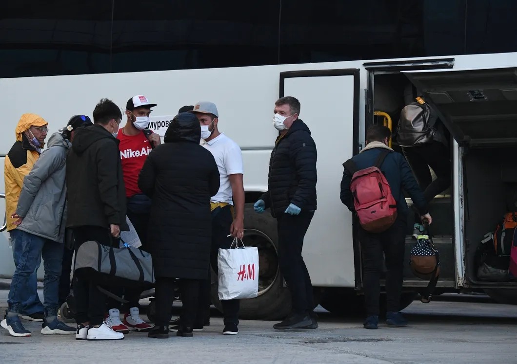Пассажиры, прилетевшие рейсом Бангкок — Новосибирск, садятся в автобус. Фото: РИА Новости