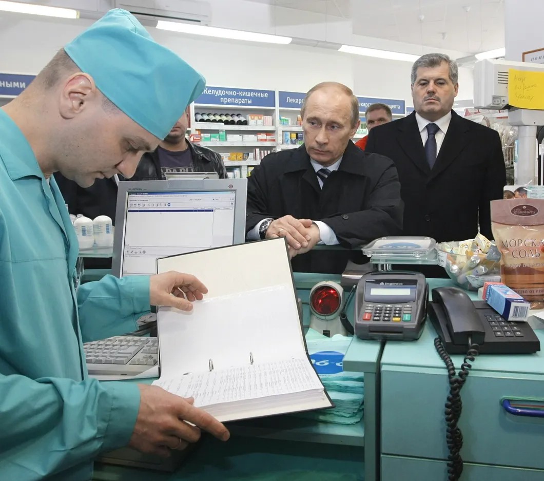 В 2010 году Путин зашел в аптеку и спросил «Арбидол». Продажи лекарства после этого резко подскочили. Фото: РИА Новости
