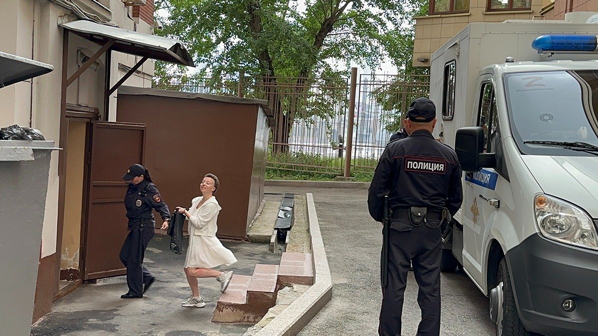 Евгения Беркович прибывает в Хамовнический суд. Фото: Ирина Воробьева / «Новая газета