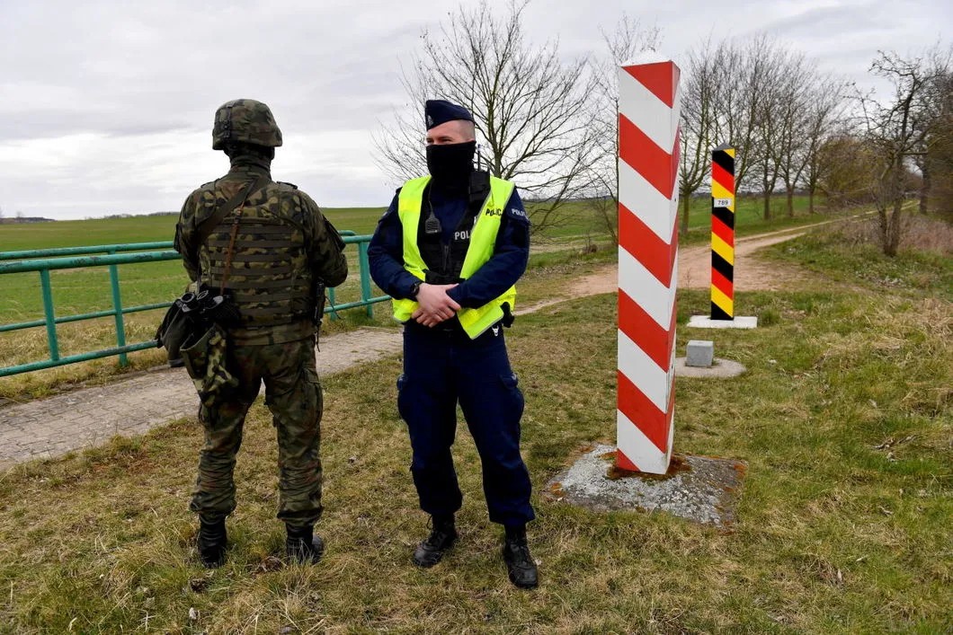 Военные и полиция на границе Германии и Польше, проход через которую ограничен на фоне пандемии коронавируса. Фото: EPA