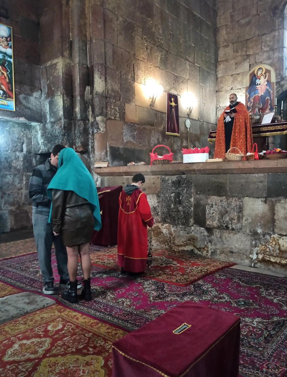 Тъярнэндарач. Священник благославляет молодых в церкви Сурб Ованес в селе Бюракан. Фото: Евгения Енгибарян