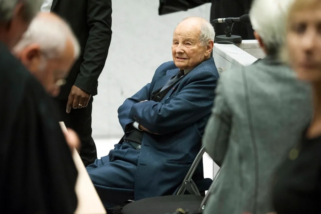 Жак Сервье в здании суда ожидает начала слушаний по делу «Медиатора», Нантер, 2013 год. Процесс тогда был отложен по «процедурным причинам». Фото: EPA