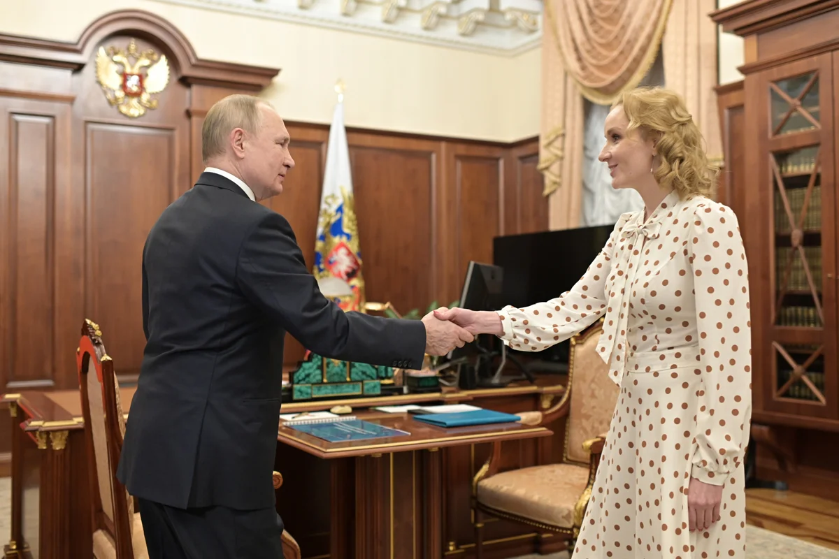 Владимир Путин и уполномоченный при президенте РФ по правам ребенка Мария Львова-Белова. Фото: Михаил Климентьев / ТАСС