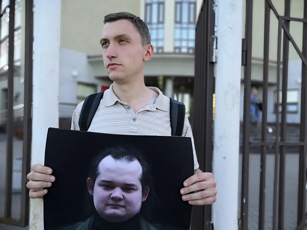 Активист у здания Люблинского районного суда с портретом Сергея Гаврилова (фото предоставлено активистами)