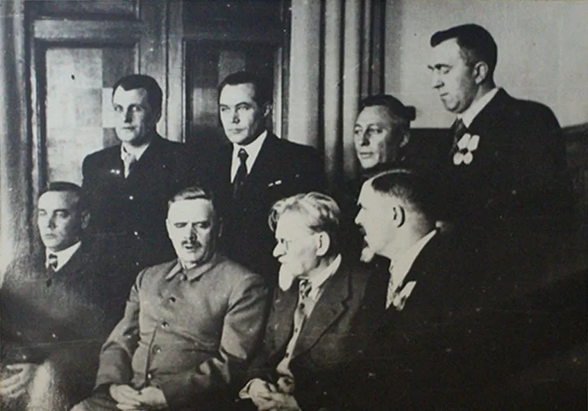 Первый слева во втором ряду — Евгений Михайлович Чекменев. Фото из архива