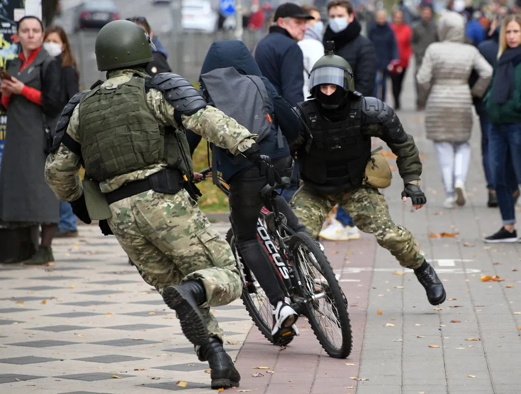 Сотрудники правоохранительных органов и участники акции в Минске 1 ноября. Фото: РИА Новости