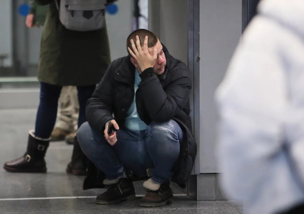 Родственники жертв авиакатастрофы украинского «Боинга» в аэропорту Киева. Фото: EPA
