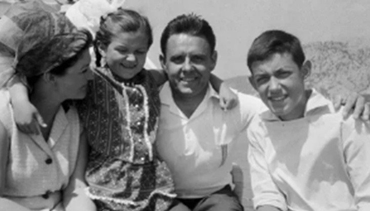 Владимир Комаров с женой Валентиной, дочерью Ириной и сыном Евгением