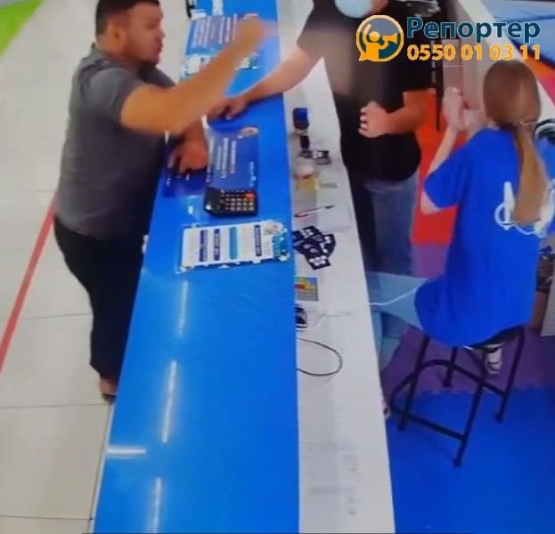 Мужчина бросает калькулятор в сотрудницу детского парка, ответившую ему на русском языке. Скриншот: reporter.akipress.org