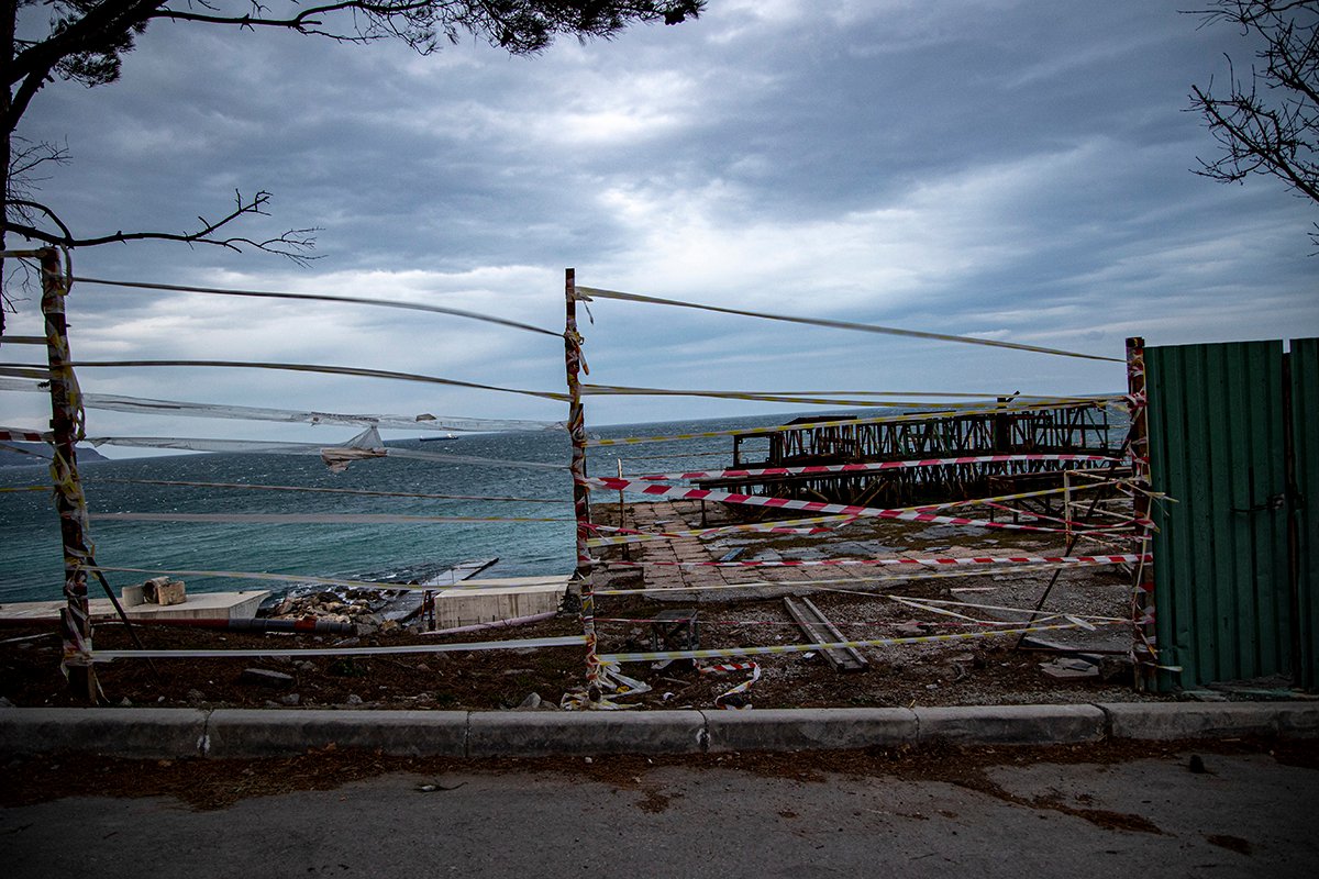 Пляж Ялты обнесен забором. Фото: Арден Аркман / «Новая»