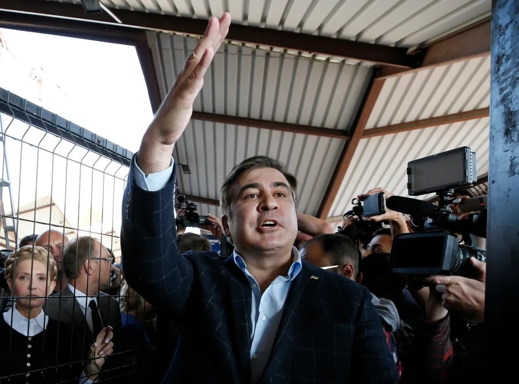Михаил Саакашвили на вокзале. Слева — сопровождающие его депутат Юлия Тимошенко и еврочиновники. Фото: Reuters