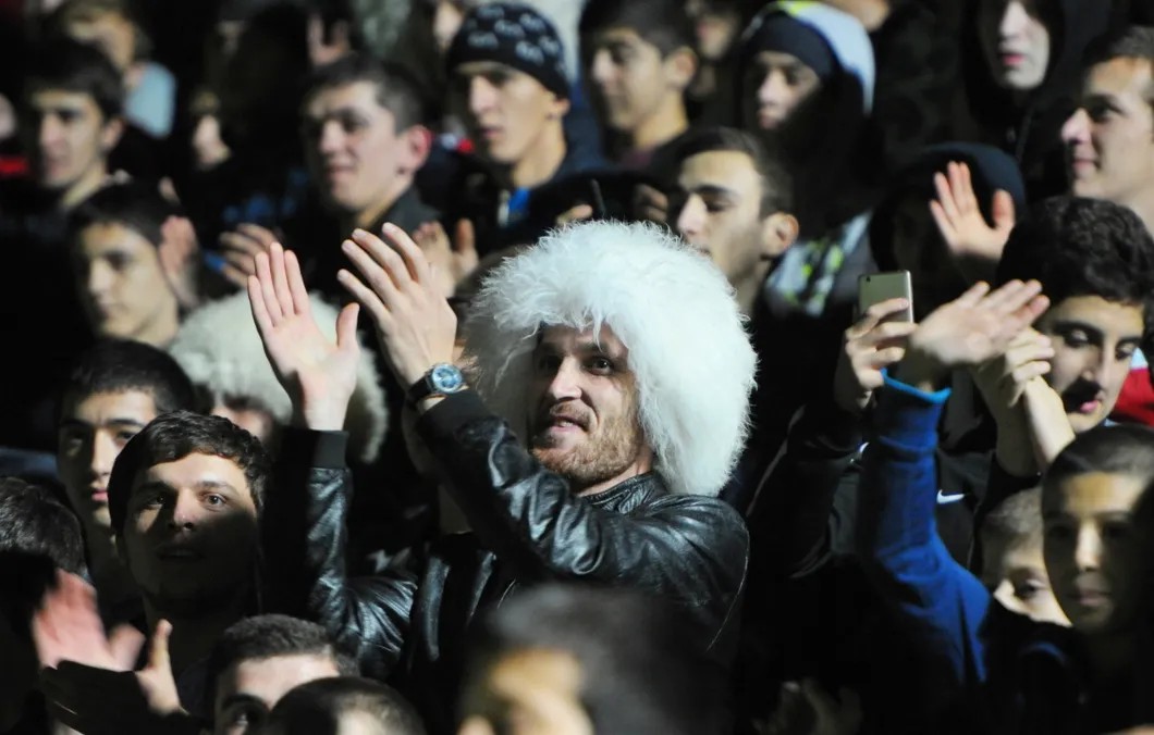 Поклонники Хабиба Нурмагомедова на стадионе. Фото: РИА Новости