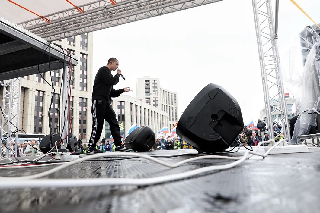 Репер Face выступает со сцены митинга. Фото: Влад Докшин / «Новая газета»