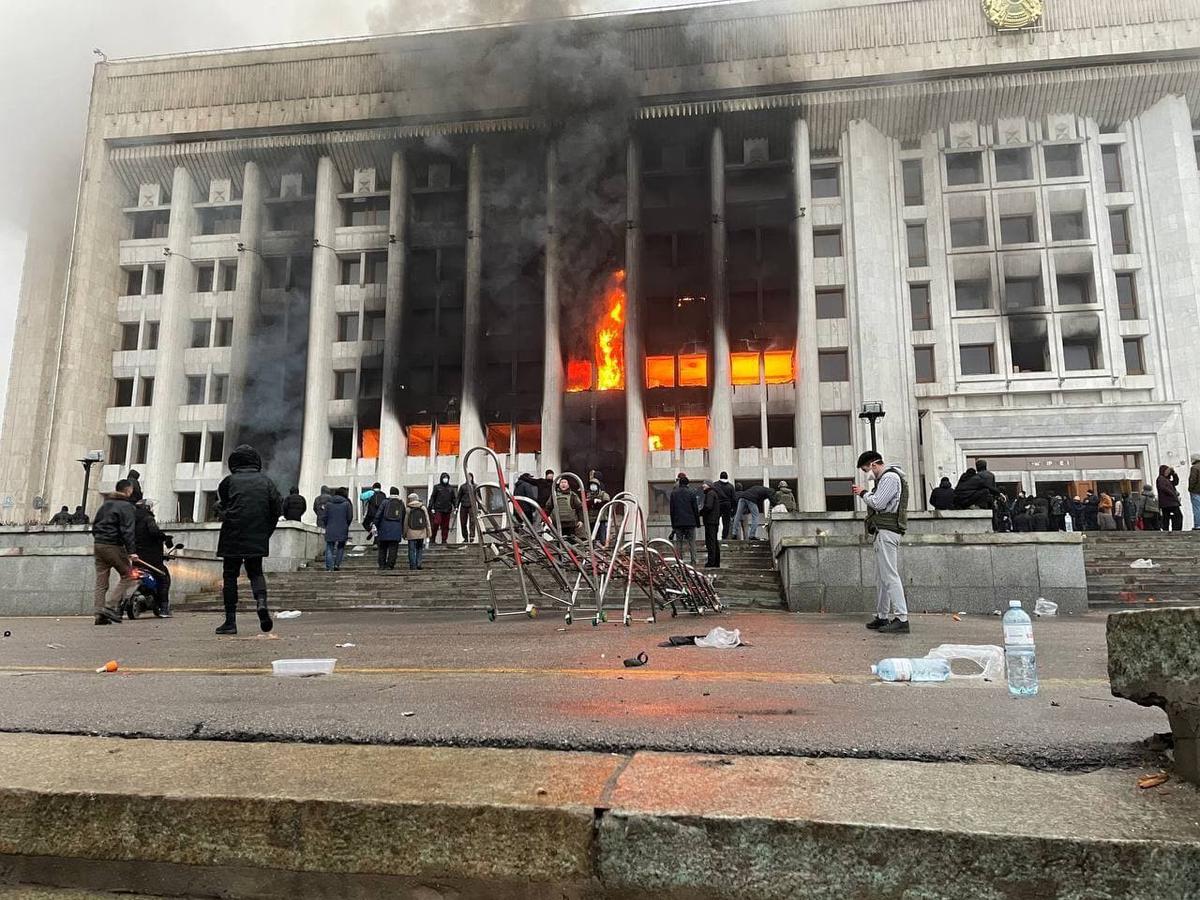 Горящее здание администрации в Алматы. Фото: KAZAKHSTAN PROTESTS