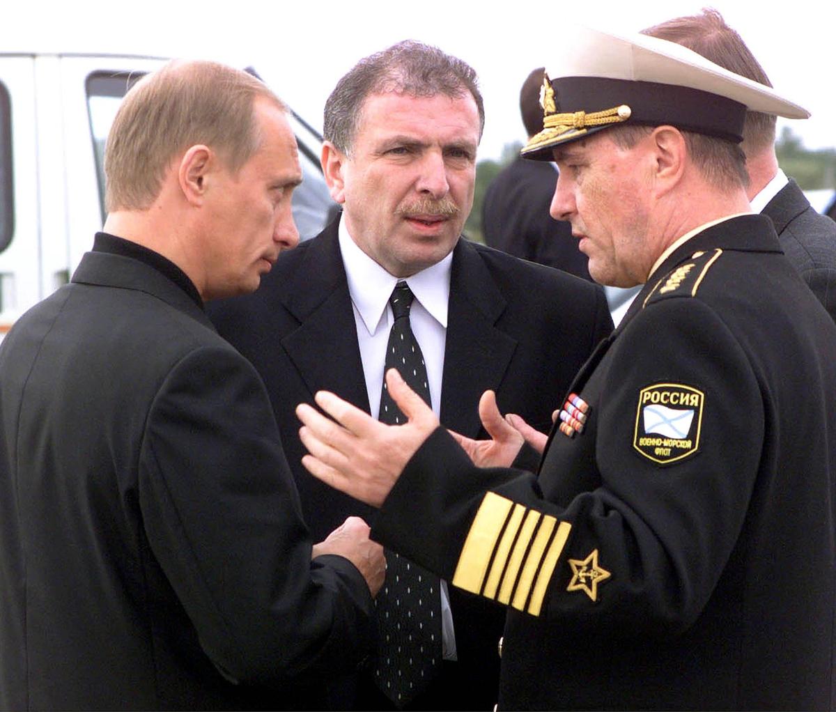 Слева направо: Владимир Путин, вице-премьер правительства Илья Клебанов, главнокомандующий ВМФ РФ адмирал флота Владимир Куроедов. Аэропорт Североморска, 23 августа 2000 года. Фото: Владимир Родионов, Сергей Величкин / ИТАР-ТАСС