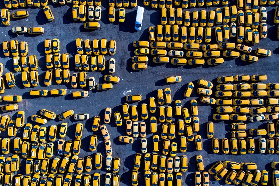 Автомобили «Яндекс.Такси» на парковке у Открытого шоссе. Фото: Сергей Бобылев/ТАСС
