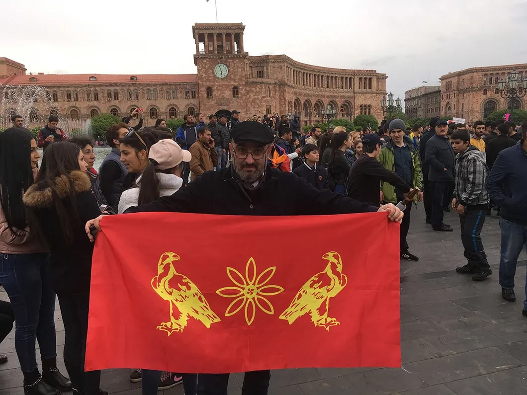 Форрест Гамп против Чебурашки. Как армяне заставили премьера подать в  отставку: репортаж Ильи Азара — Новая газета